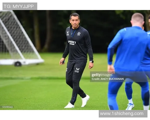 足球球星训练服潮流搭配图鉴展现运动时尚与活力风采